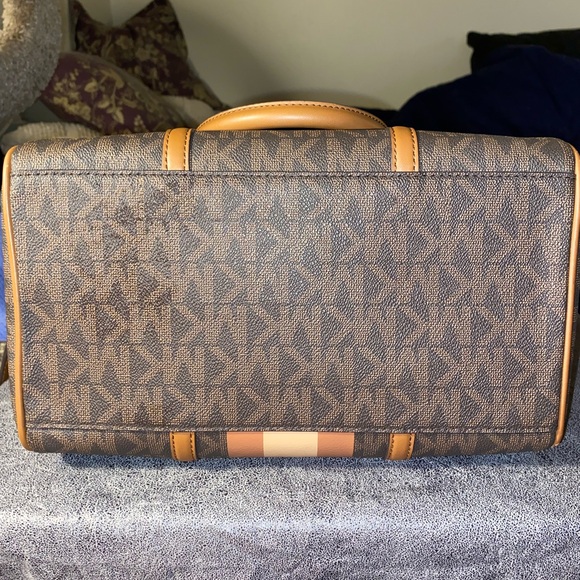 Michael Kors Medium Size barrel handbag/crossbody with strap - Picture 2 of 4